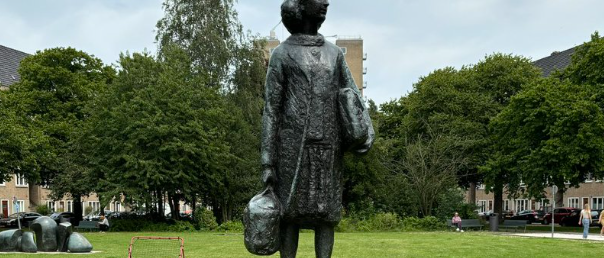 Vandálok fújták le Anne Frank amszterdami szobrának talapzatát